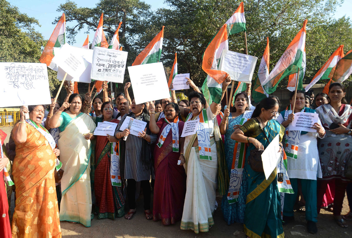 Mumbai Mahila Congress Protest at Azad maidan against USA security on Devyani Khobragade issue.