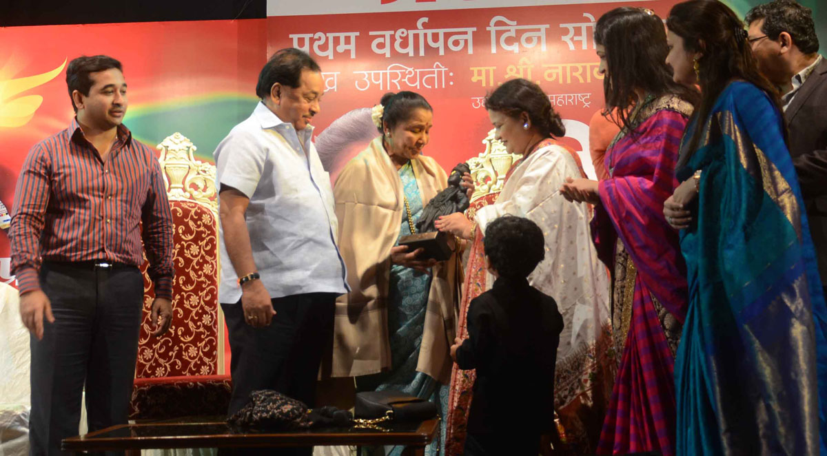 Famous Singer Ashatai & Minister Narayanrao Rane at Ram Ganesh Gadkari Auditorium Thane.