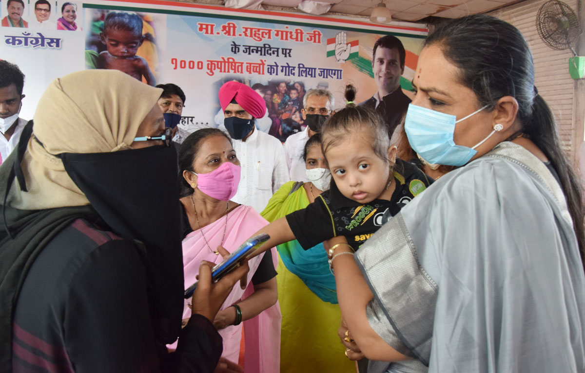 Mahila Balvikas Kalyan Minister Yashomati Thakur on occasion of Rahulji Gandhi Birtjhday with Malnourished Childrens Adoption Program at MRCC.