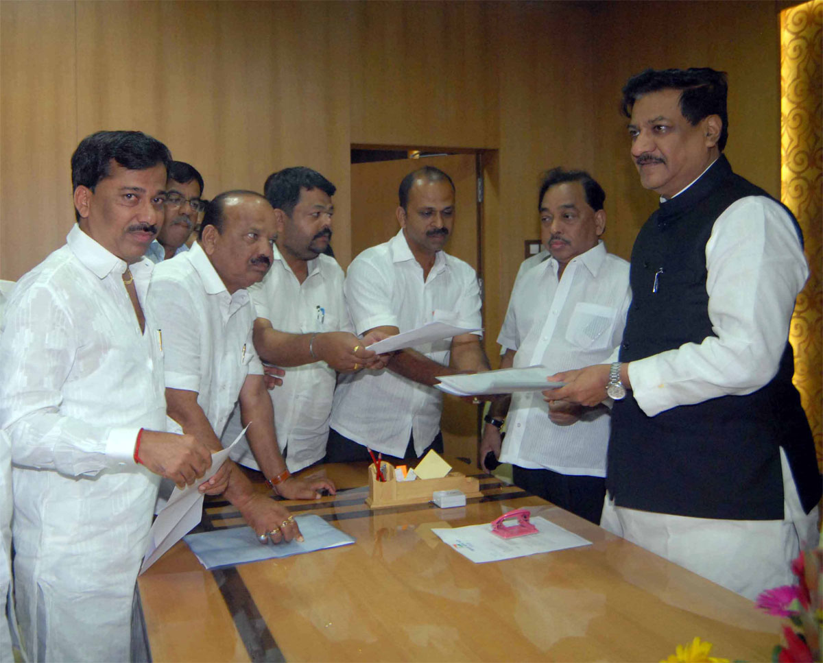 CHIEF MINISTER PRITHVIRAJ CHAVAN & MINISTER NARAYAN RANE AT VIDHAN BHAVAN.