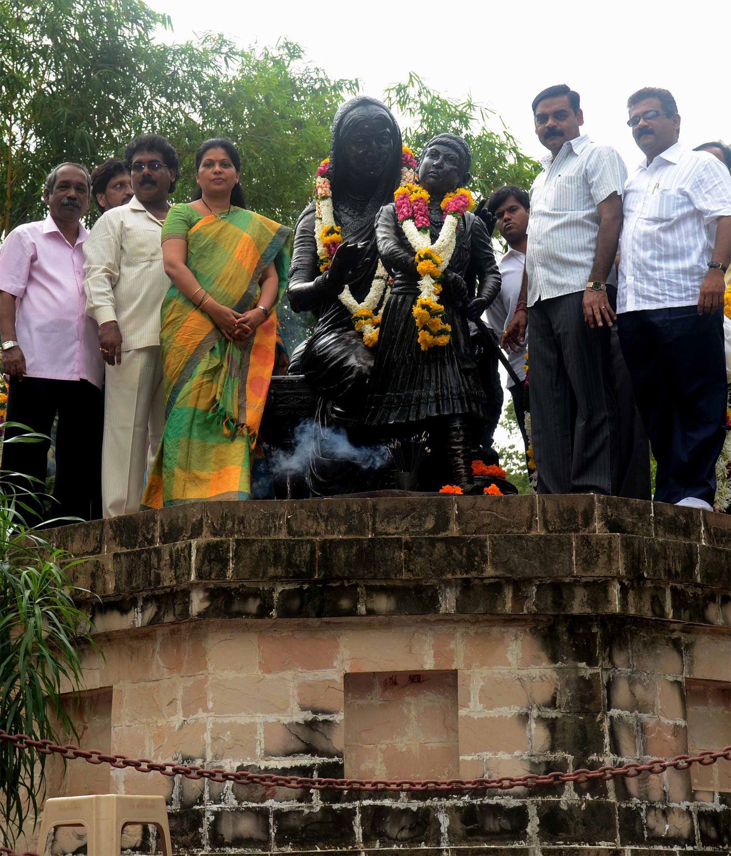 MUMBAI MAYOR SHRADHA JADHAV AT JIJA MATA UDYAN BYCULLA ON VIRMATA JEEJAU PUNYTITHI.