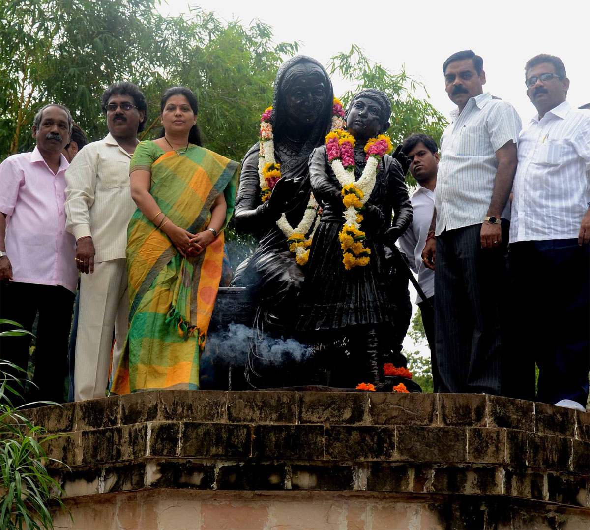 MUMBAI MAYOR SHRADHA JADHAV AT JIJA MATA UDYAN BYCULLA ON VIRMATA JEEJAU PUNYTITHI.