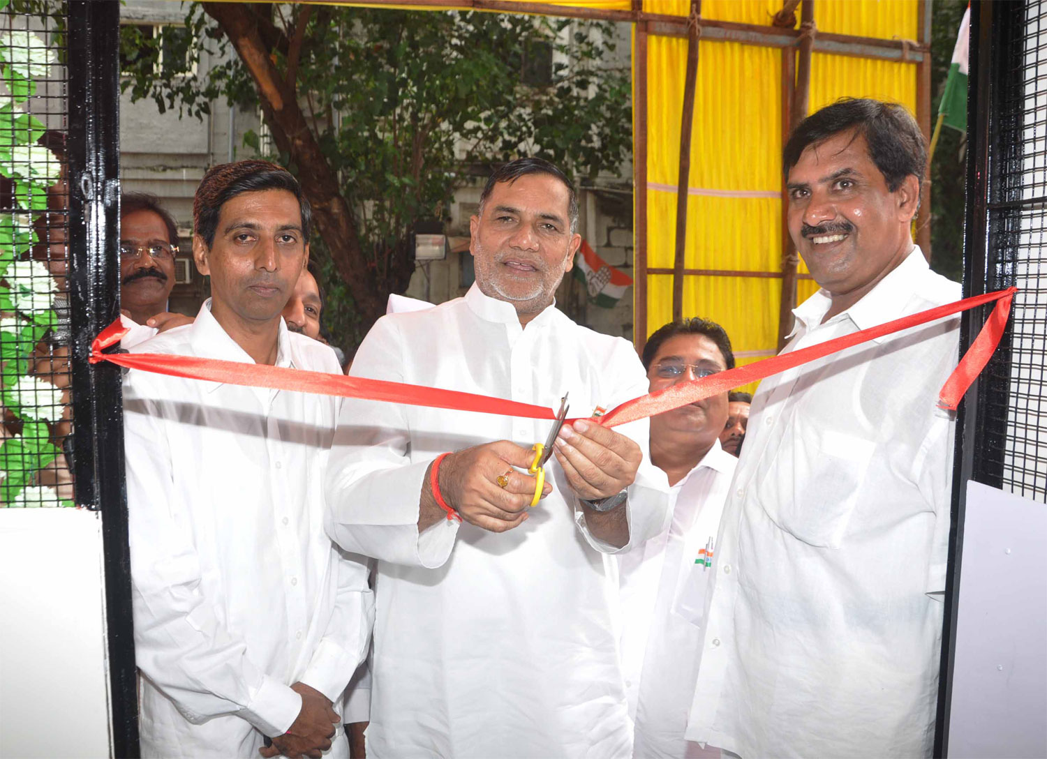 MRCC PRESIDENT & MLA KRIPASHANKAR SINGH INAUGURATES MUMBAI CONGRESS SECRETARY HEMANT DALVI JANSAMPARK OFFICE AT WORLI.