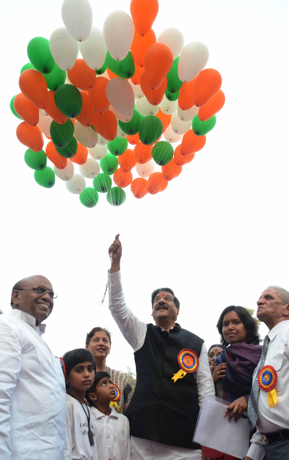 ON OCCASION OF BAL DIN CHACHA NEHRU BIRTH ANNIVERSARY CHIEF MINISTER PRITHVIRAJ CHAVAN,MIN.VARSHATAI GAIKWAD & MIN.FAUJIYA KHAN WITH CHILDRENS AT DAVID SASOON SCHOOL MATUNGA.