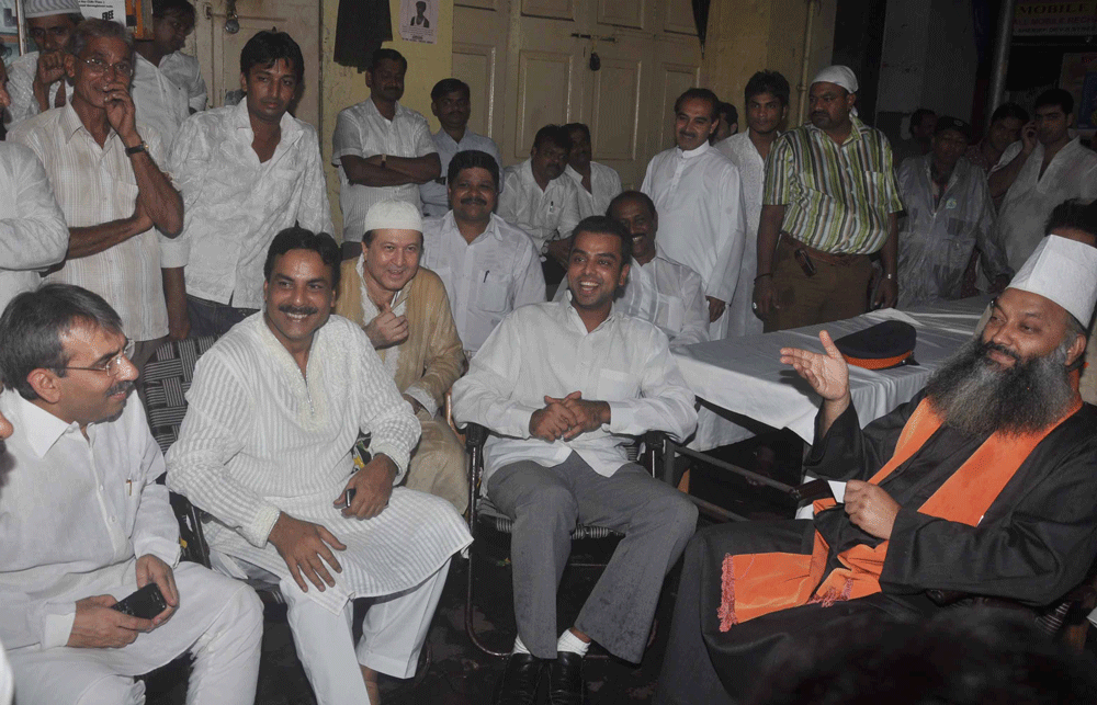 MP.MILIND DEORA ON ROUND AT LATE NIGHT DURING SHAB-E-KADRA MAHE RAMJAN