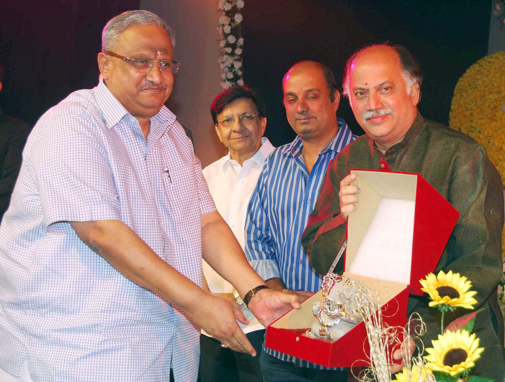UNION MINSTER OF STATE HOME & TELE COMMUNICATIONS AND IT SHRI.GURUDAS KAMAT INUAGRATES HALL SMT.JASHWANTI VINOD GORADIA HALL  OF SHRI VILE PARLE KELVANI MANDAL AT VILE PARLE (W).