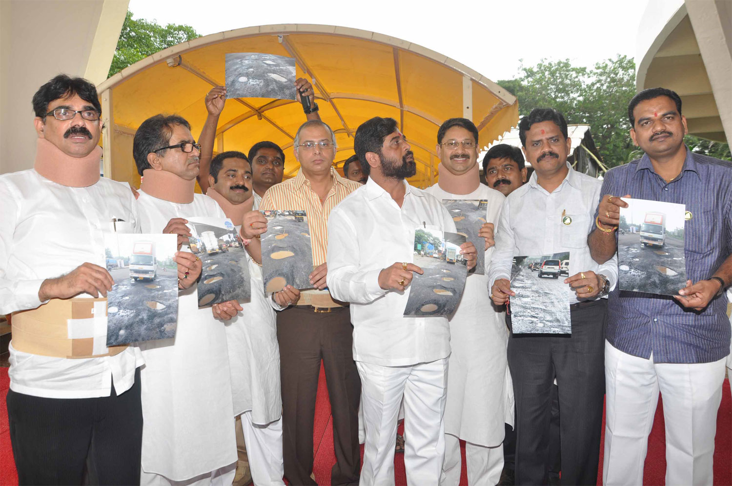 MNS & SHIVSENA PROTEST AGAINST POT HOLES  ROAD AND TOLL ISSUE AT VIDHAN BHAVAN.