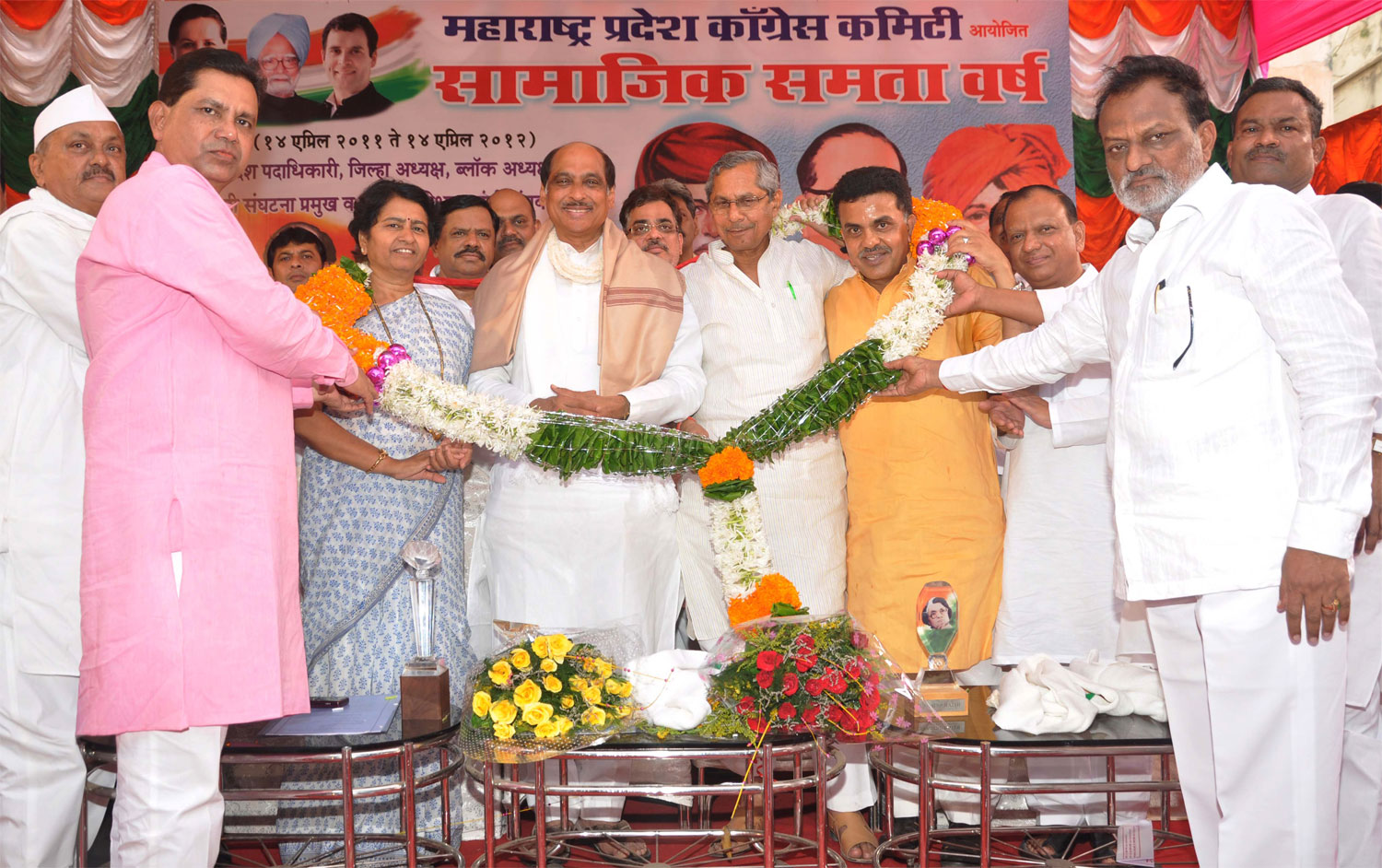 MPCC PRESIDENT MANIKRAO THAKRE & MAHARASHTRA CONGRESS OBSERVER MOHAN PRAKASH AT TILAK BHAVAN DADAR.