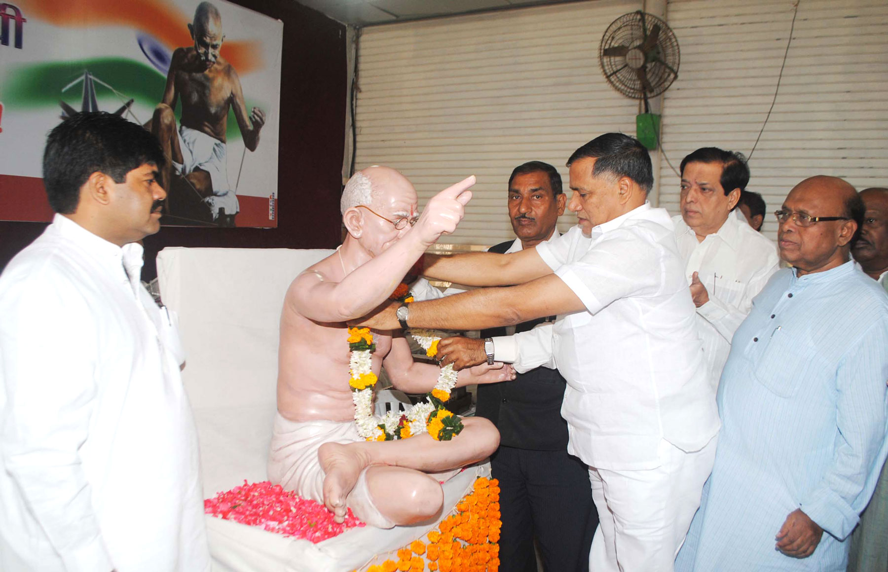 MUMBAI CONGRESS PRESIDENT KRIPASHANKAR SINGH PAYING TRIBUTE TO FATHER OF NATION MAHATMA GANDHI ON HIS DEATH ANNIVERSARY.