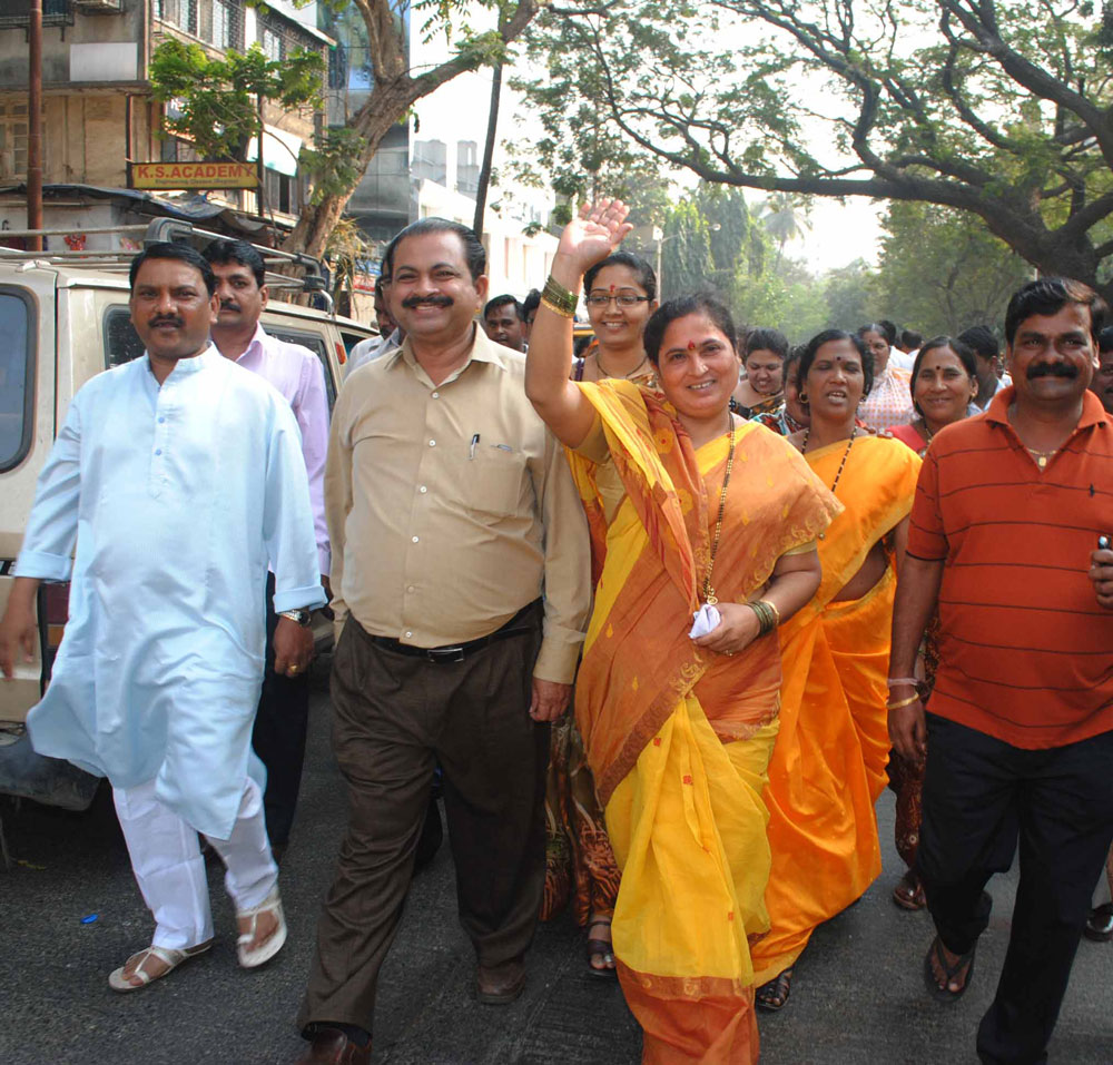 CANDIDATES RUSH TO ELECTION OFFICER OFFICE TO FILE NOMINATION FOR BMC ELECTION IN MUMBAI