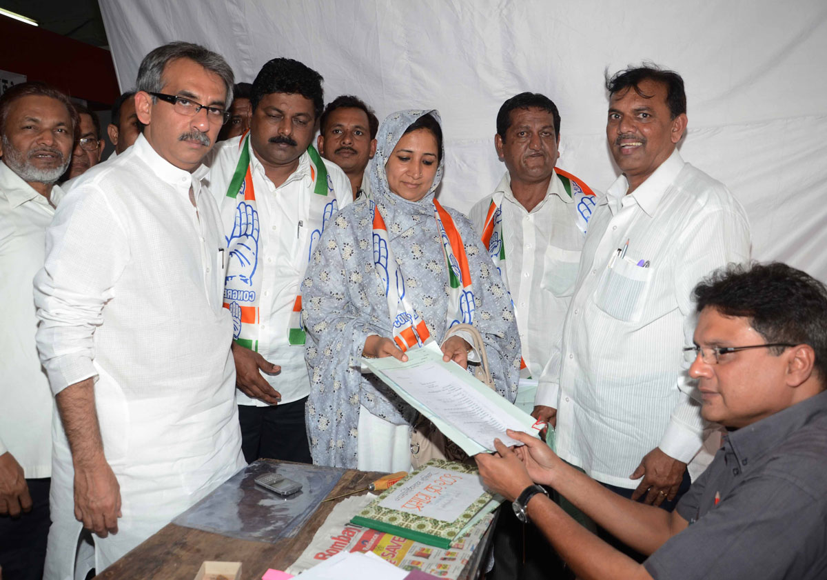 CANDIDATES RUSH TO ELECTION OFFICER OFFICE TO FILE NOMINATION FOR BMC ELECTION IN MUMBAI