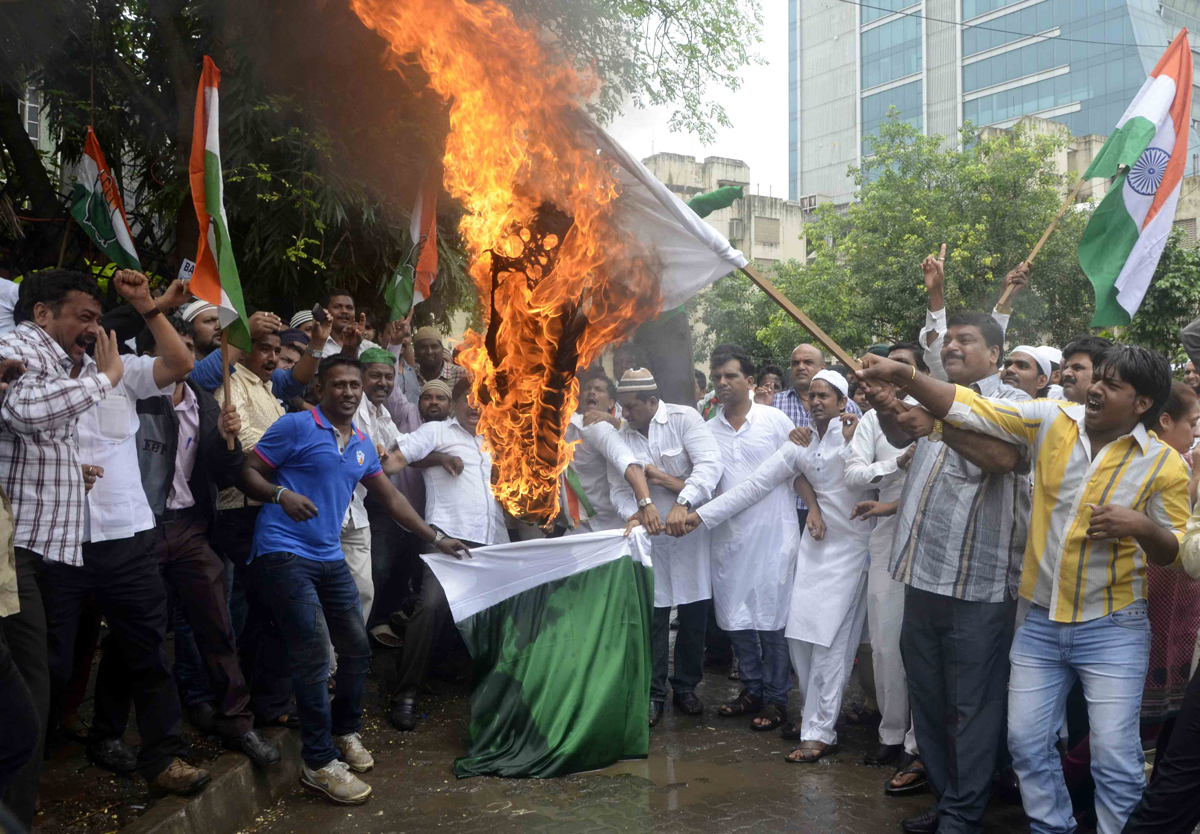 GOREGAON ASSEMBLY CONGRESS PROTEST AGAINST PAKISTAN BY LEAD OF YOUTH LEADER SAMEER DESAI AT GOREGAON MTNL JUNCTION.