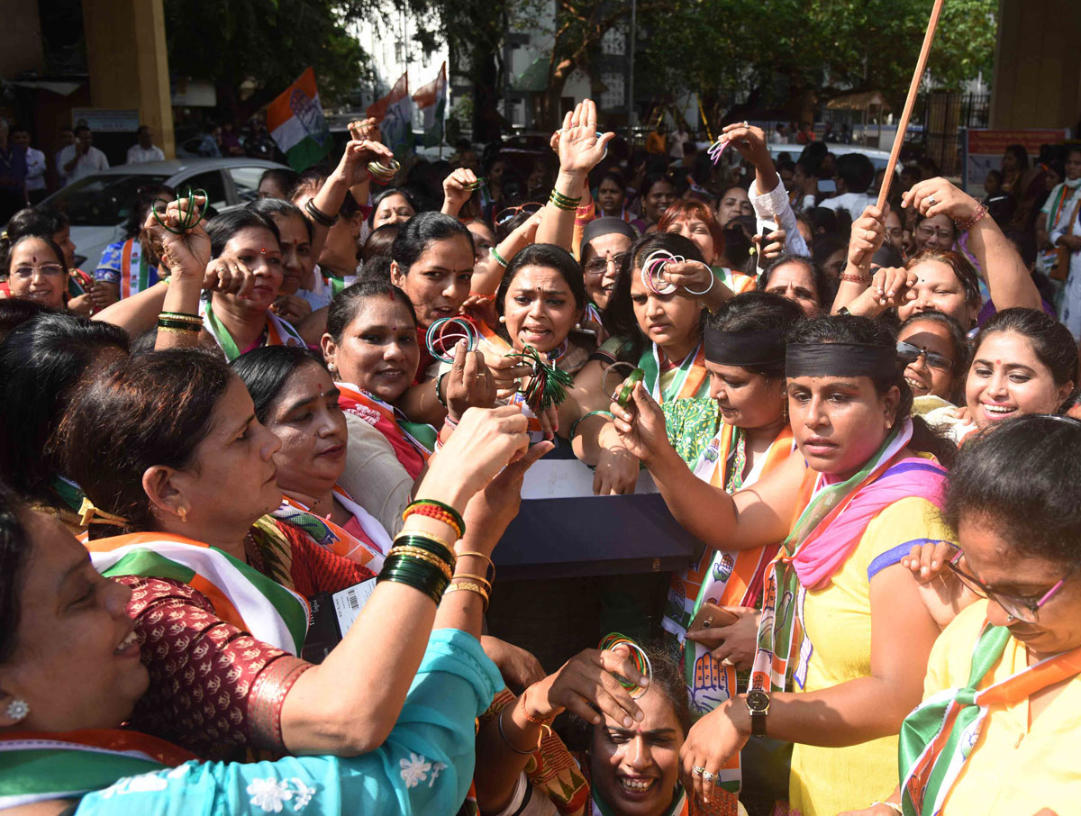 Mumbai Mahila Congress Bangles Protest on BJP Pradesh Office at Nariman Point .