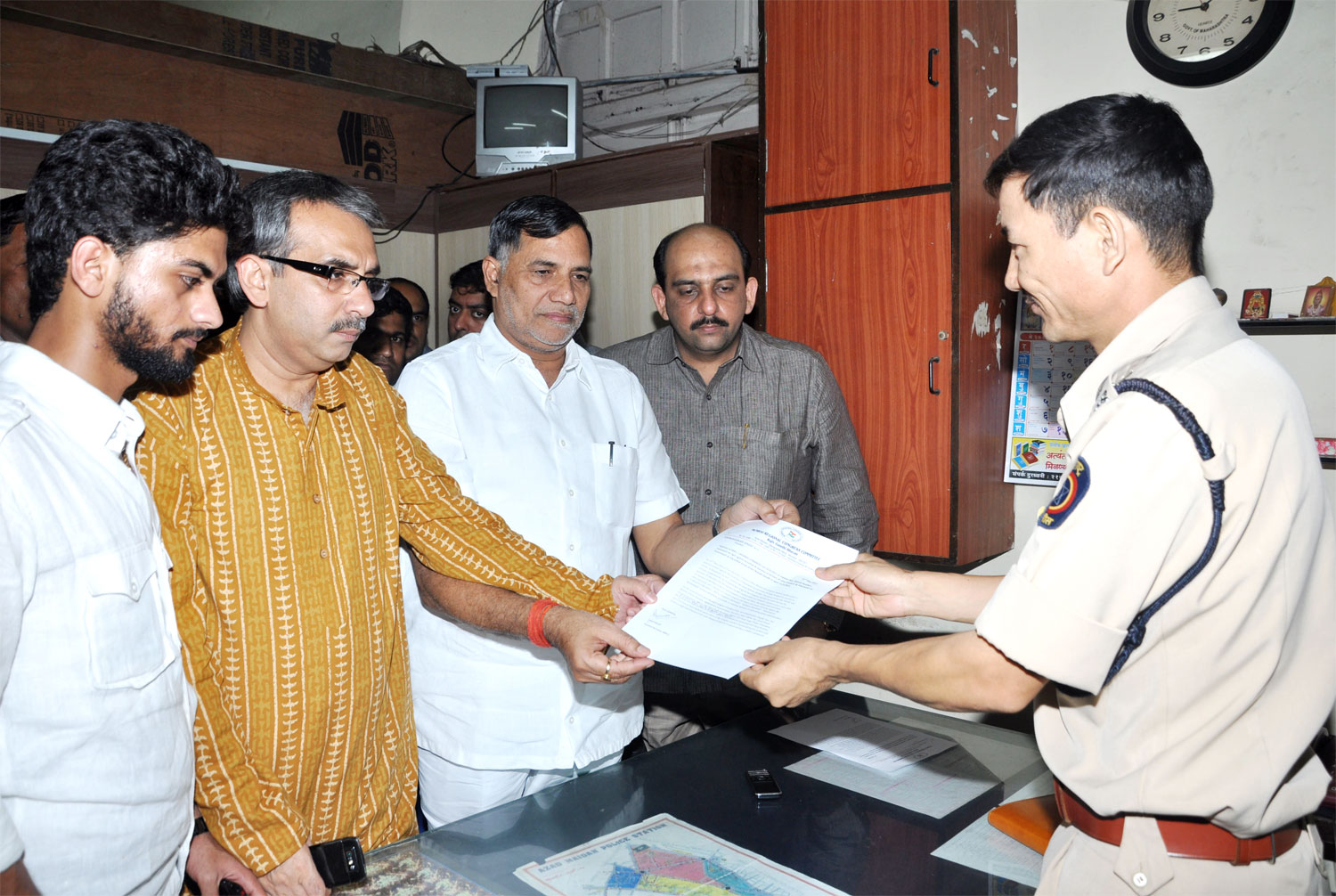 MRCC PRESIDENT KRIPASHANKAR SINGH & MLA AMIN PATEL AT AZAD MAIDAN POLICE STATION.