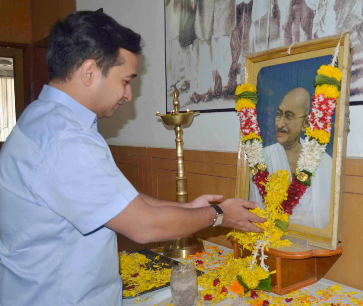 Maharashtra State Congress Paying Tribute to Father of the Nation Mahatma Gandhi on his Death Anniversary at Tilak Bhavan Dadar.