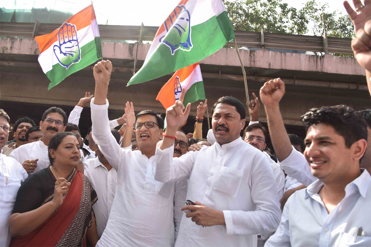 Congress Party Leaders & Karyakartas Protest at Tilak Bhavan & Rajiv Gandhi Bhavan against BJP Govt.on issue of arresting Priyanka Gandhi in UP.