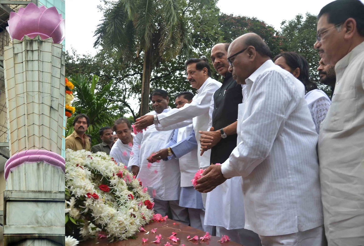LEADER'S PAYING TRIBUTE TO "KRANTI STAMBHA" ON THE OCCASION "KRANTI DIN" AT GOWALIA TANK AUGUST KRANTI MAIDAN IN MUMBAI.