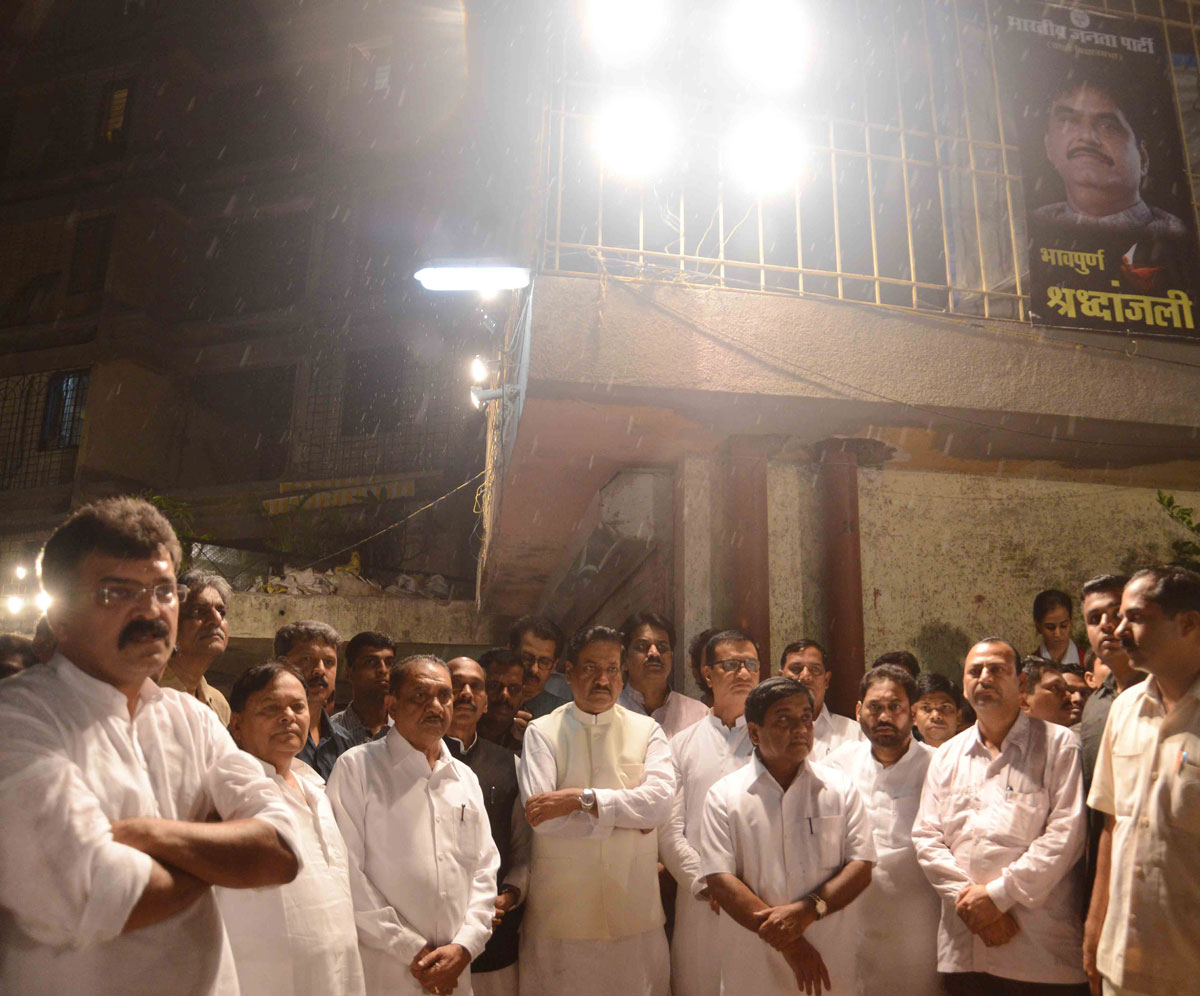 Chief Minister Prithviraj Chavan with Congress / NCP Party Leaders Paying Last Respect to BJP Leader Gopinath Munde at his Residence at Worli.
