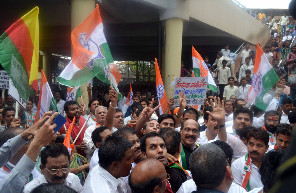 Congress Party MPCC & MRCC President's Manikrao Thakare & Prof. Janardan Chandurkar Travelled by Local Train Without Ticket from CST Mumbai to Thane with thousands of party workers to Protest Against Railway Fare Hike.