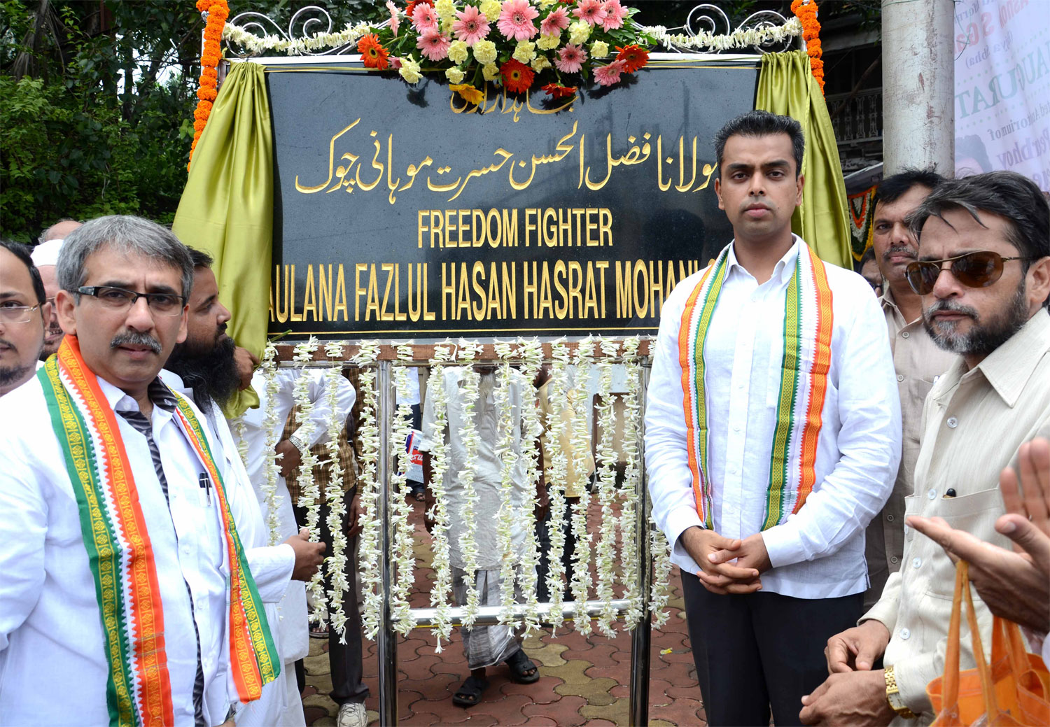 UNION MINISTER OF STATE MILIND DEORA & MLA AMIN PATEL AT NAGPADA JUNCTION.