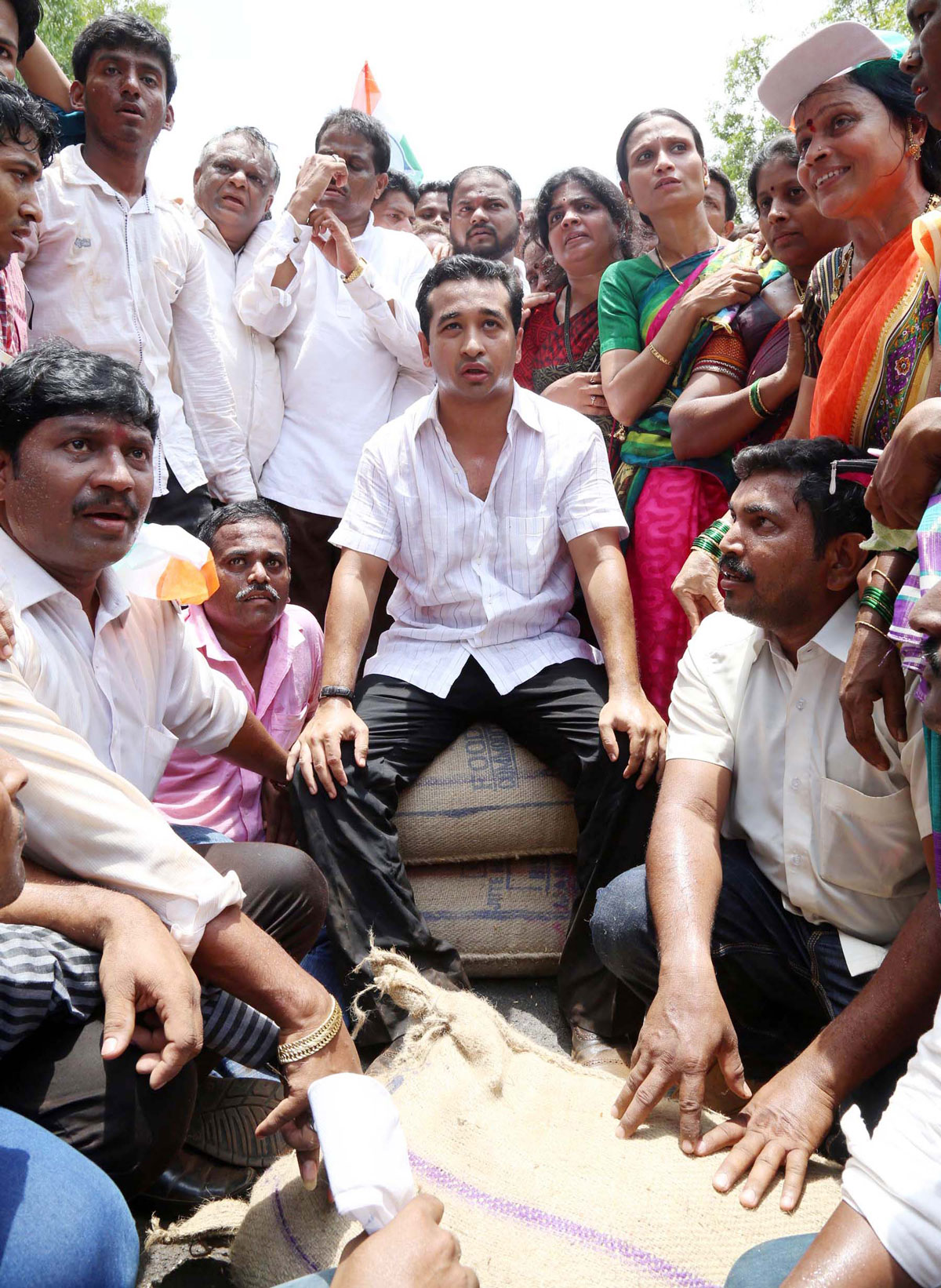 Congress Yuva Leader MLA Nitesh Narayanrao Rane Protest at Sindhudurgh.