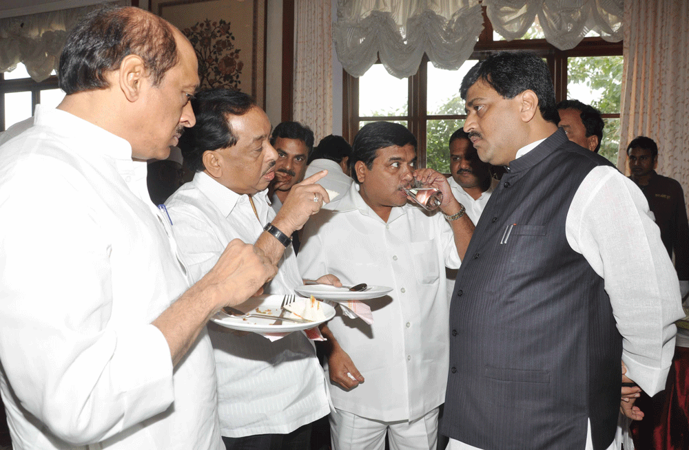 TEA PARTY ARRANGED BY CM. ASHOK CHAVHAN AT SAHYADRI GUEST HOUSE.