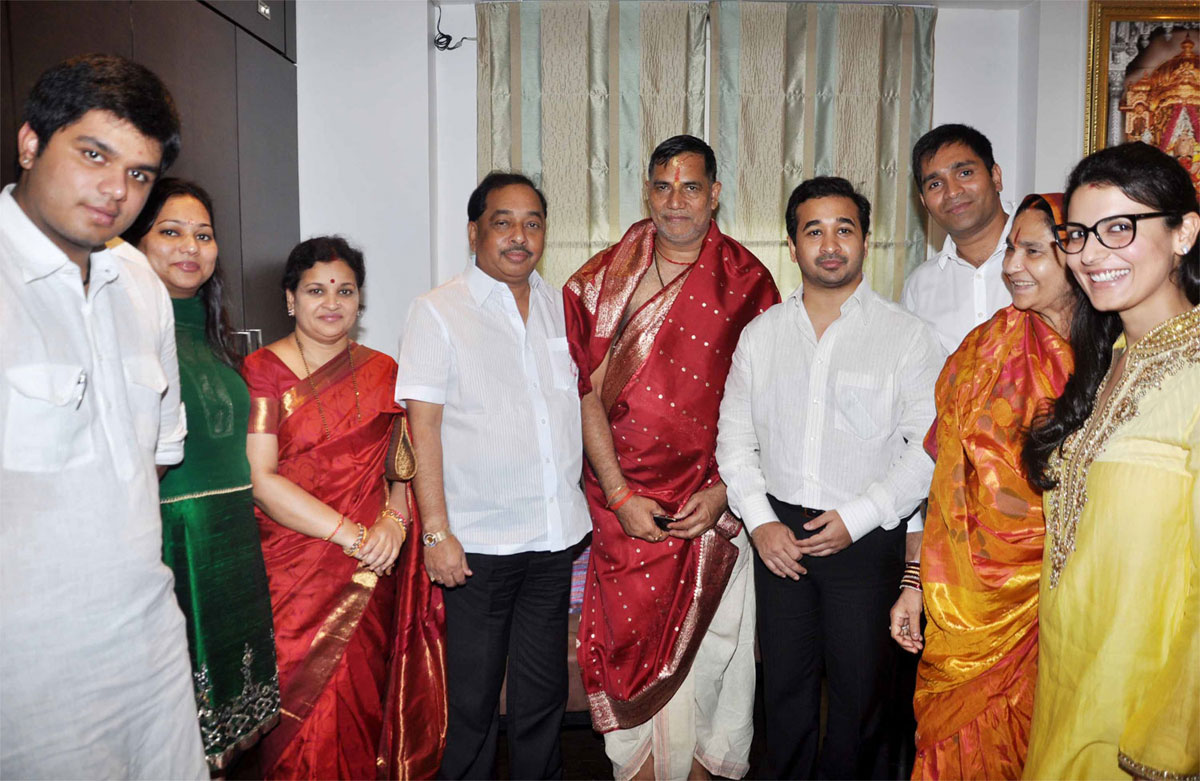 MINISTER NARAYANRAO RANE VISITED MUMBAI CONGRESS PRESIDENT & MLA KRIPA SHANKAR SINGH RESIDENCE AT BANDRA ON GANAPATI FESTIVAL