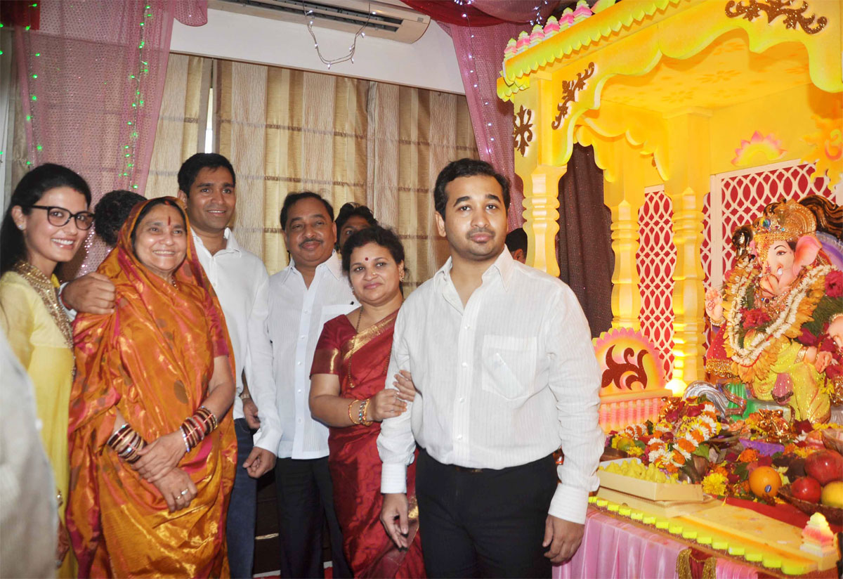 MINISTER NARAYANRAO RANE VISITED MUMBAI CONGRESS PRESIDENT & MLA KRIPA SHANKAR SINGH RESIDENCE AT BANDRA ON GANAPATI FESTIVAL