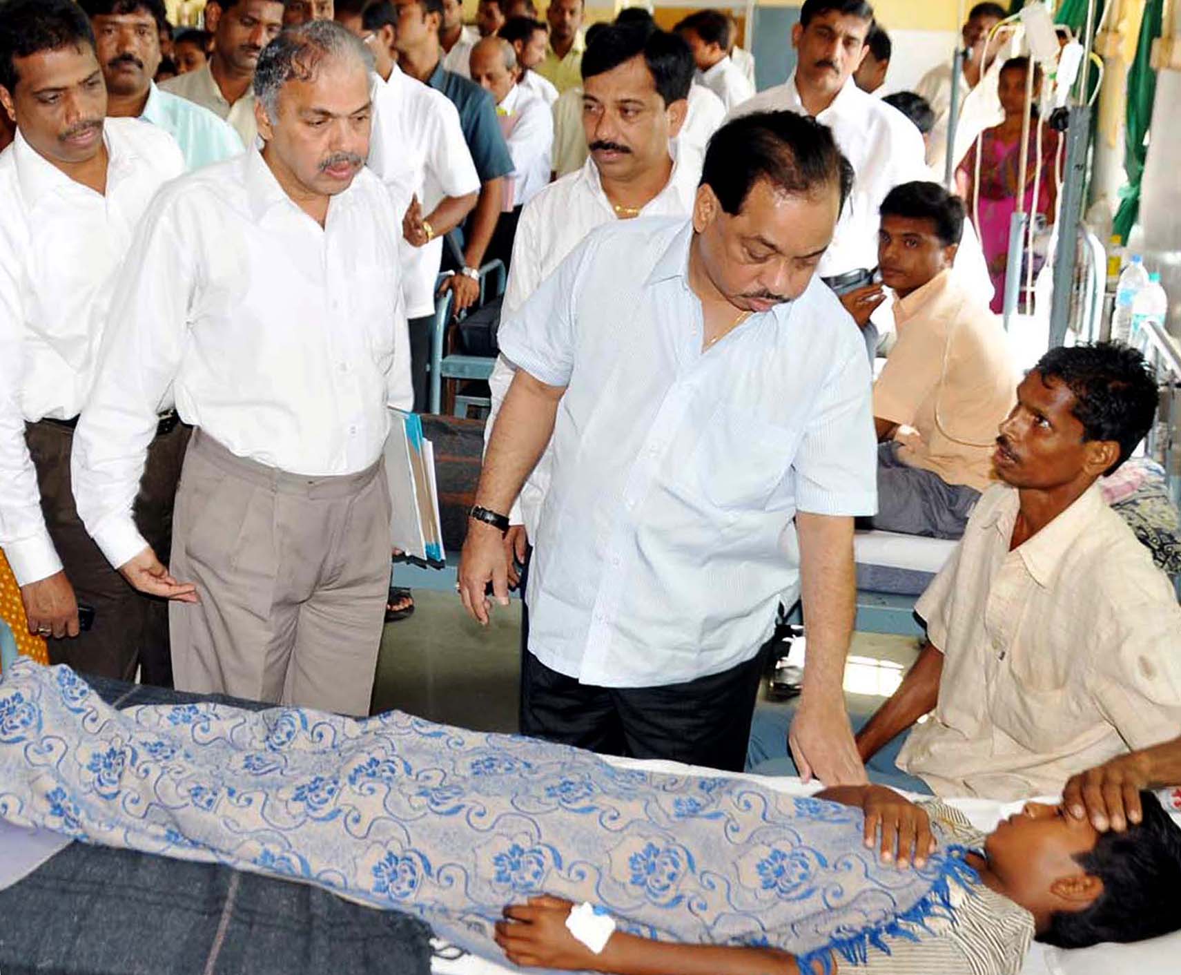INDUSTRIES,PORTS,EMPLOYMENT & SELF - EMPLOYMENT MINISTER NARAYAN RANE VISIT KANKAVLI HOSPITAL TO SEE PATIENT  OF VIRAL FEVER.