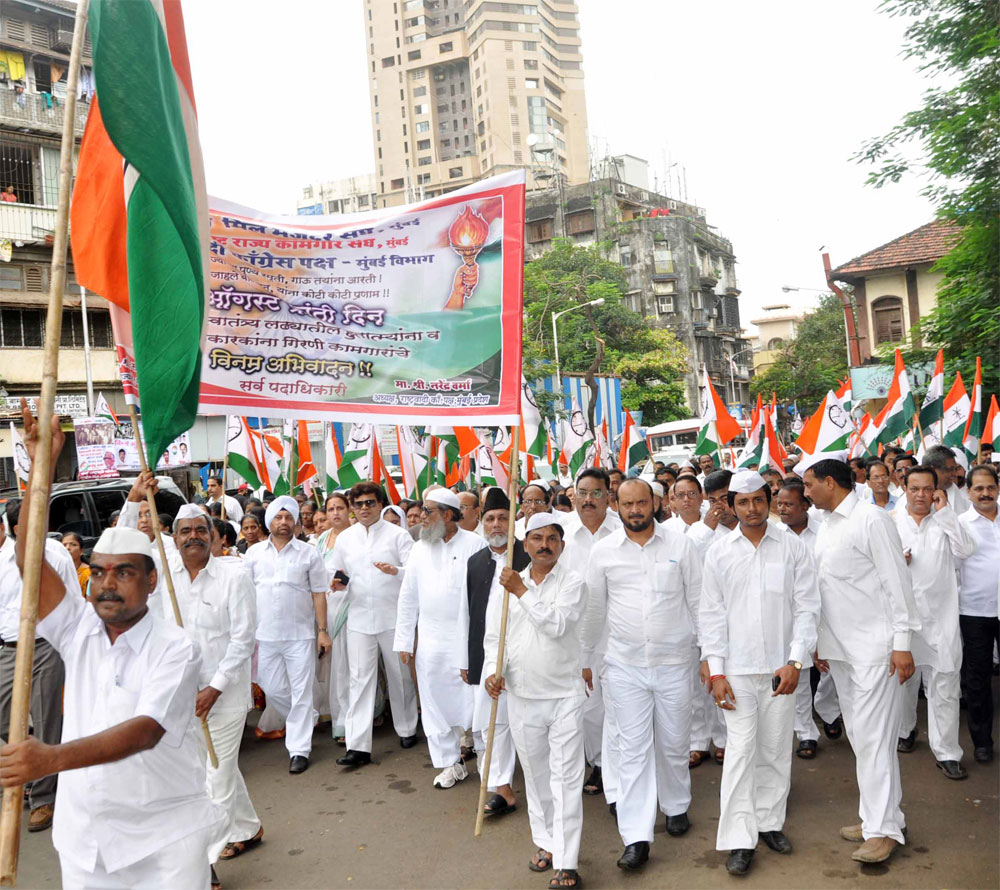 NCP.CONGRESS MUMBAI PRESIDENT NARENDRA VERMA  IN RALLY WITH MILL WORKERS .