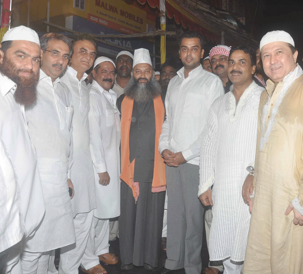 MP.MILIND DEORA ON ROUND AT LATE NIGHT DURING SHAB-E-KADRA MAHE RAMJAN