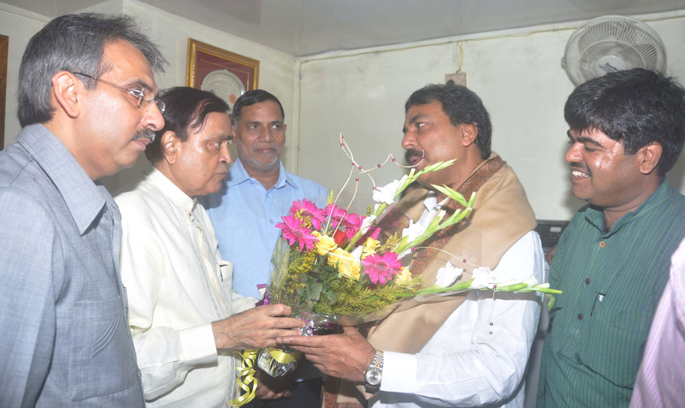 THE UNION MINISTER FOR PETROLEUM AND NATURAL GAS ,SHRI MURLI DEORA , MUMBAI CONGRESS PRESIDENT KRIPASHANKAR SINGH & MINISTER ARIF NASIM KHAN VISITED MLA AMIN PATEL OFFICE AT NAGPADA