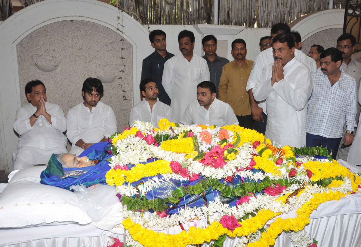 MINISTER NARAYAN RANE MOTHER SMT.LAXMIBAI TATU RANE FUNERAL IN MUMBAI.