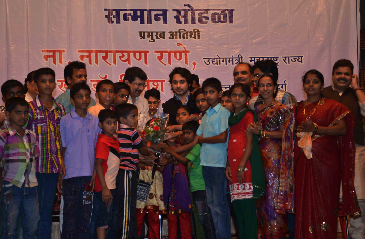 MP.DR.NILESH NARAYANRAO RANE & SWABHIMAAN SANGHATNA PRESIDENT NITESH NARAYANRAO RANE IN RANGARANG - 2013 AT MULUND.