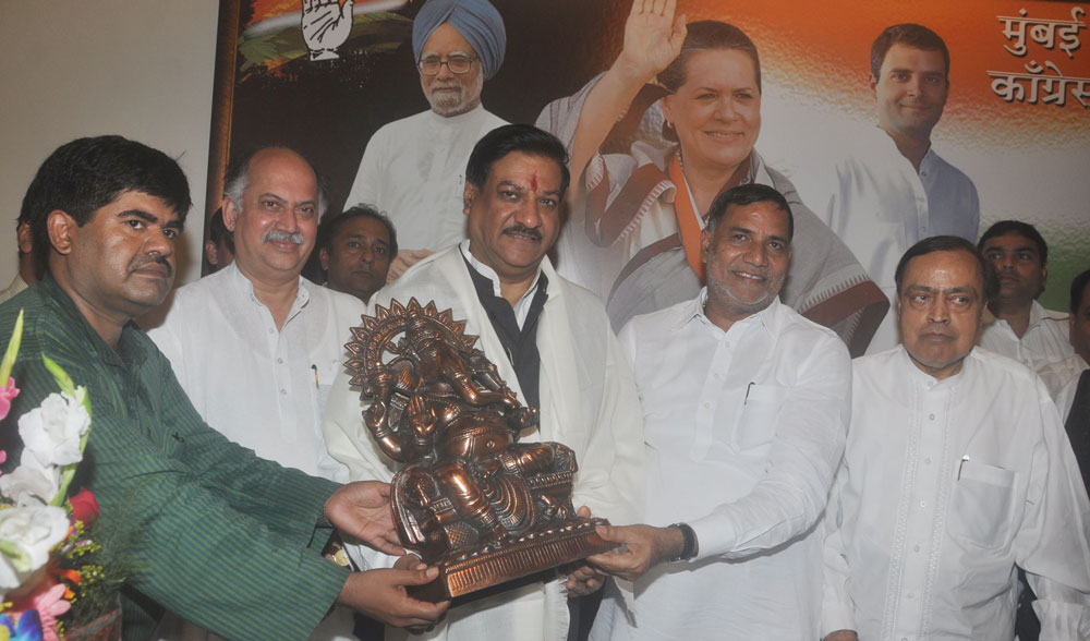 NEW CHIEF MINISTER PRITHVIRAJ CHAVAN FELICITATED AT MUMBAI CONGRESS RAJIV GANDHI BHAVAN .