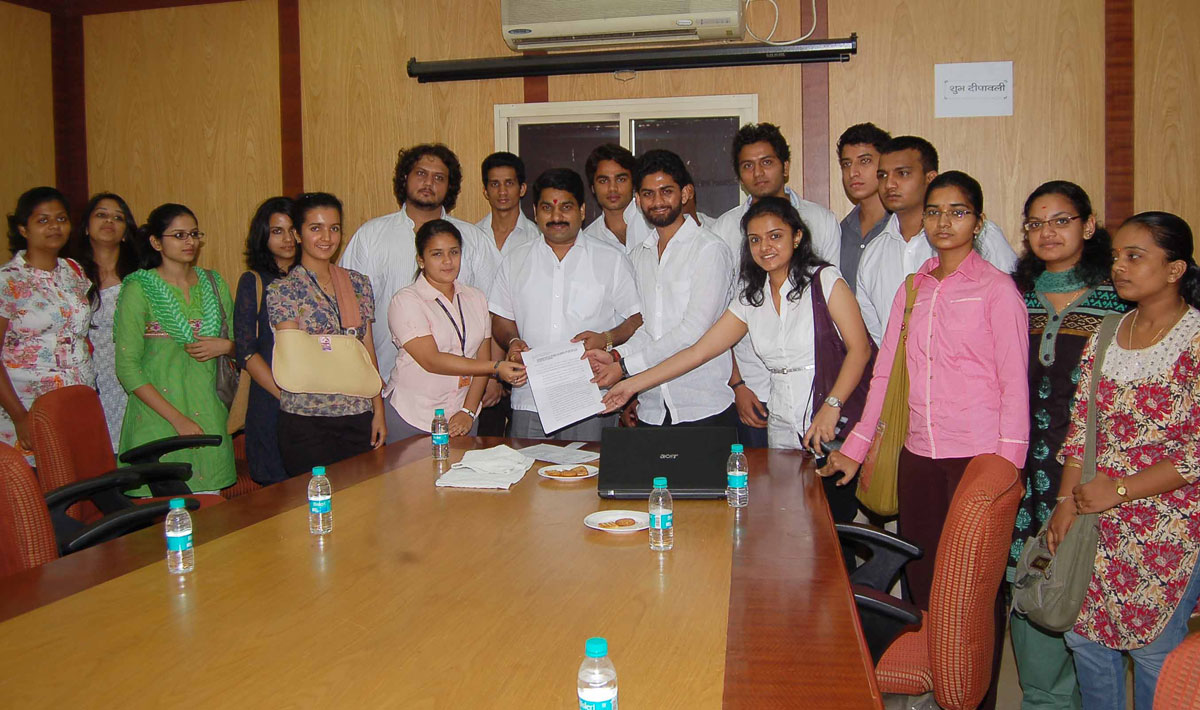 MUMBAI NSUI PRESIDENT SURAJ SINGH THAKUR MEETS STATE HOME MINISTER SATEJ PATIL AT MANTRALYA.