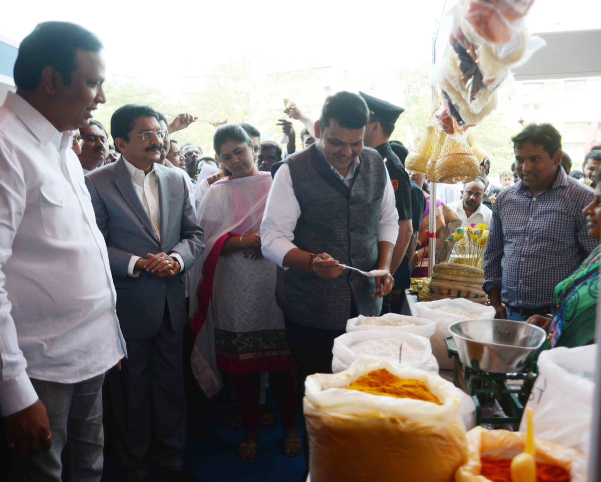 Governor Dr.Ch.Vidyasagar Rao & Chief Minister Devendra Fadnavis during Inauguration of Mahalaxmi Saras Exhibition at Bandra Reclamation.