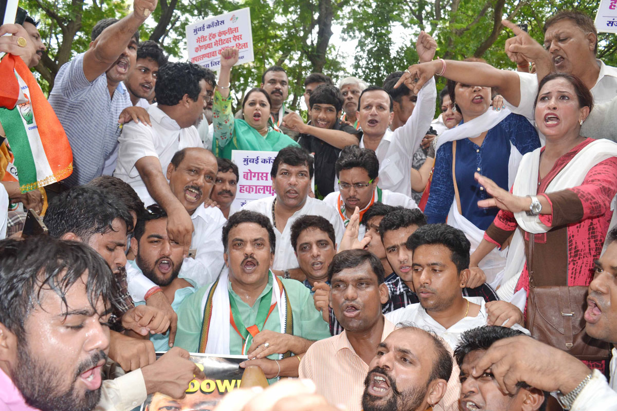 Mumbai Congress President Sanjay Nirupam, has organised NISHEDH MORCHA* at Mumbai University,Kalina.