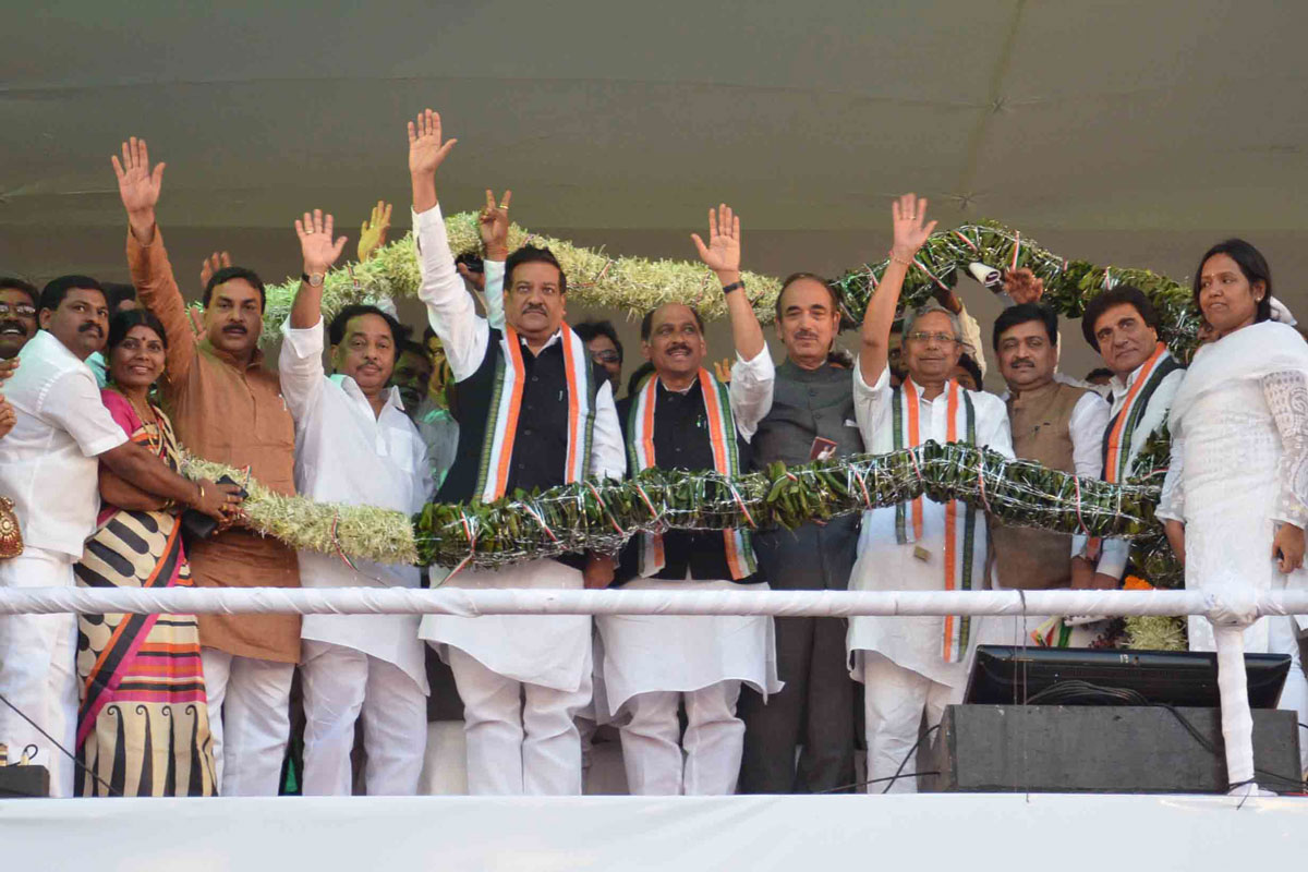 CHIEF MINSITER PRITHVIRAJ CHAVAN & ALL CONGRESS LEADER'S IN CONGRESS VACHANPURTI MELAWA ON 127th YEAR'S CONGRESS FOUNDATION DAY CELEBRATION AT SOMAIYA GROUND.