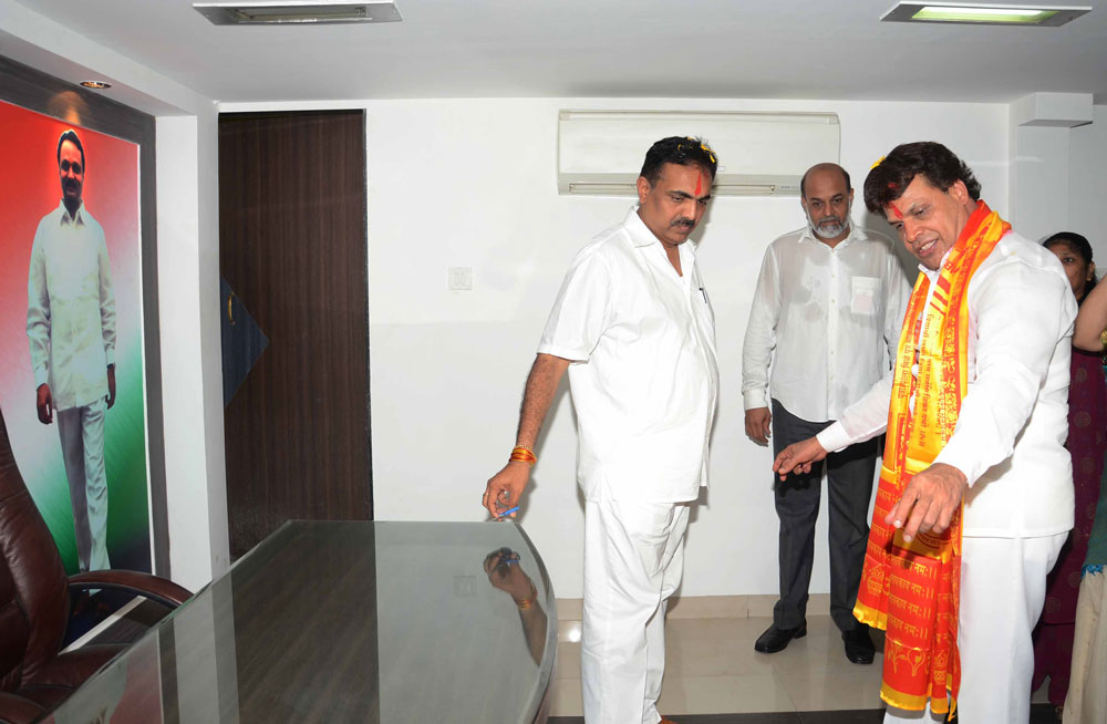 MUMBAI NCP.PRESIDENT NARENDRA VERMA ON HIS BIRTHDAY.