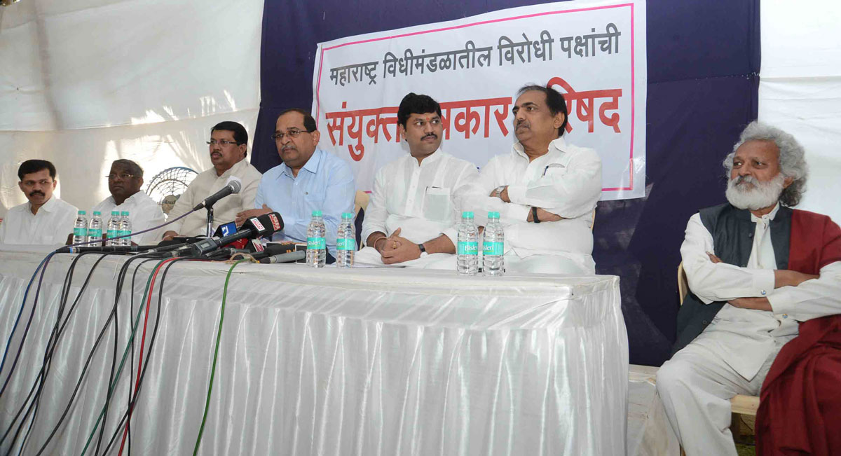 Opposition Party Leaders Radhakrishna Vikhe Patil & Dhananjay Munde Press Conference at Opp.Mantralaya, Mumbai.