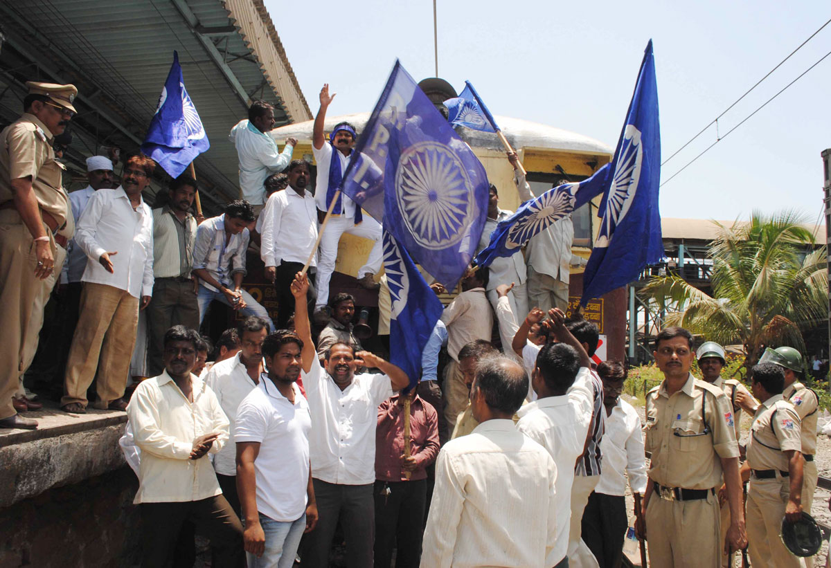RAIL ROKO AT DOMBIVLI STATION BY RPI PARTY WORKERS.