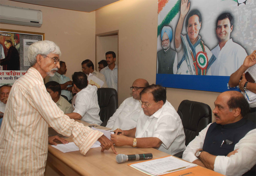 MIN.PATANGRAO KADAM & MPCC. PRESIDENT MANIKRAO THAKARE IN JANATA DARBAR AT GANDHI BHAVAN.