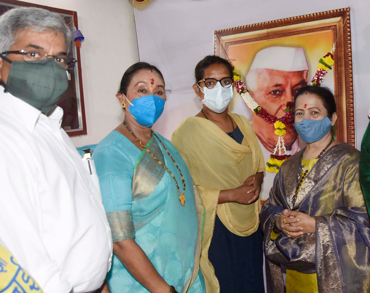 Minister Varshatai Gaikwad, Mumbai Mayor Kishoritai Pednekar & Opposition Leader Ravi Raja Paying Floral Tribute to Pandit Jawaharlal Nehru 1st Prme Minister of India on his Death Anniversary.