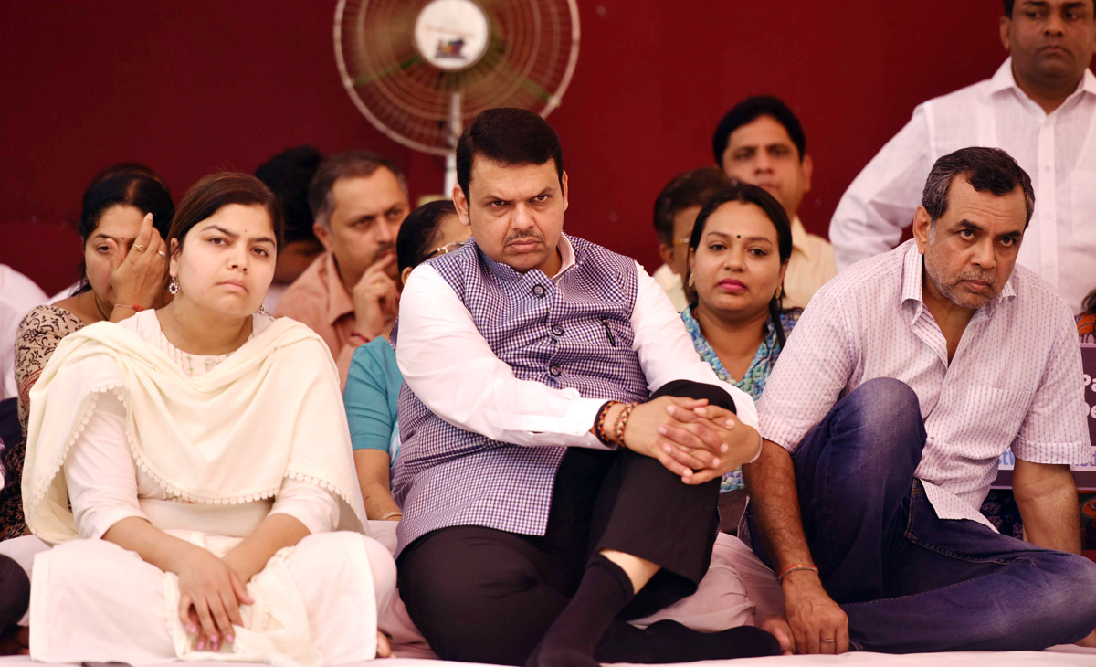 Chief Minister Devendra Fadnavis MP Poonam Mahajan, MLA Ashish Shelar & Paresh Rawal on One Day Uposhan at Vile Parle.