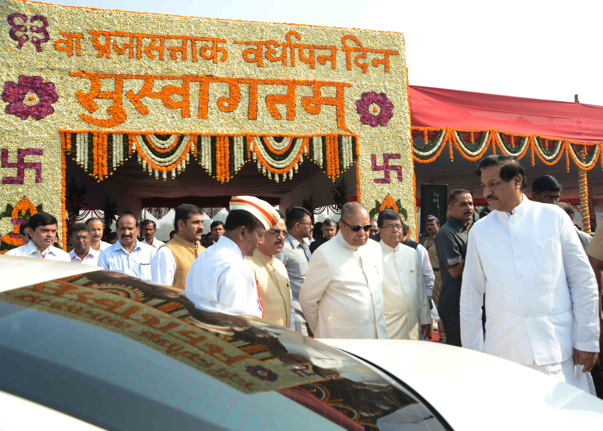 GOVERNOR K.SANKAR NARAYANAN & CHIEF MINISTER PRITHVIRAJ CHAVAN ON 63RD REPUBLIC DAY AT SHIVAJI PARK.