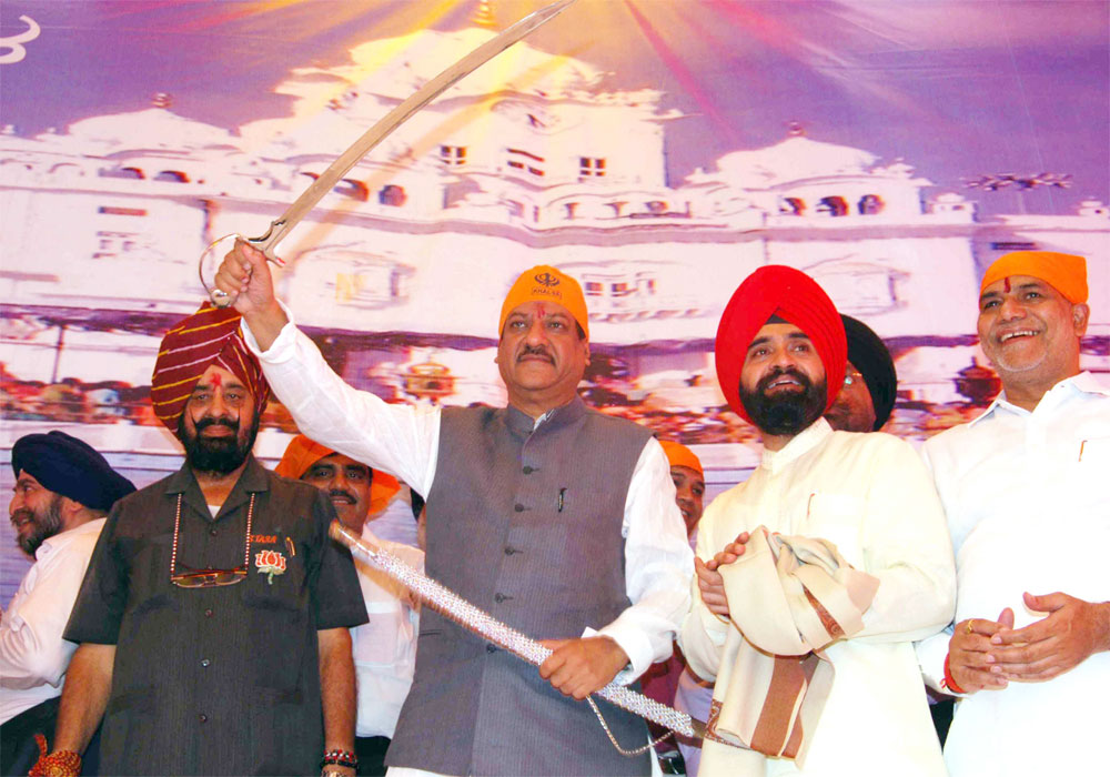 CHEIF MINISTER PRITHVIRAJ CHAVAN & MUMBAI CONGRESS PRESIDENT KRIPASHANKAR SINGH IN PUNJABI COMMUNITY BAISAKHI CELEBRATION AT GHATKOPAR.