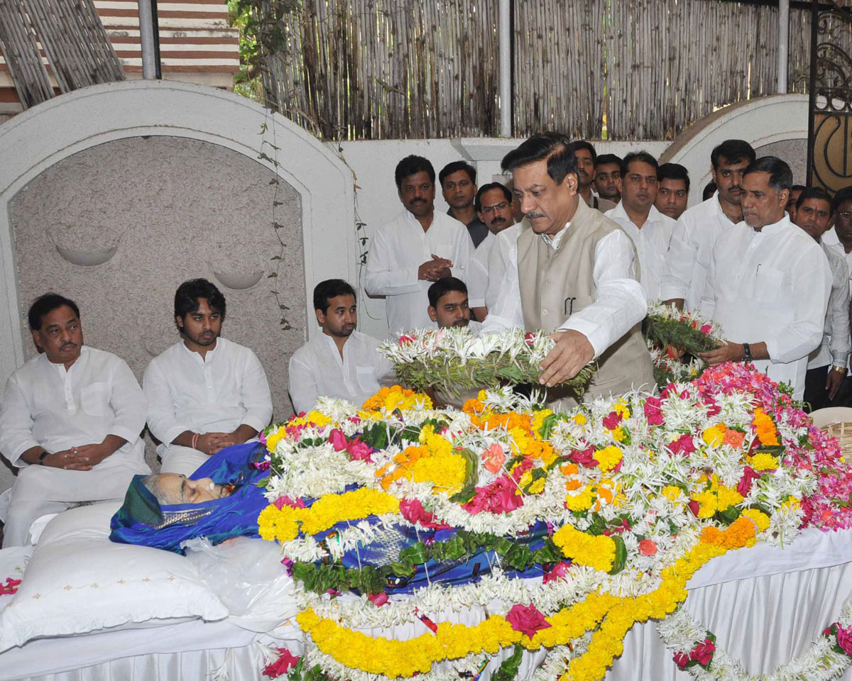 MINISTER NARAYAN RANE MOTHER SMT.LAXMIBAI TATU RANE FUNERAL IN MUMBAI.