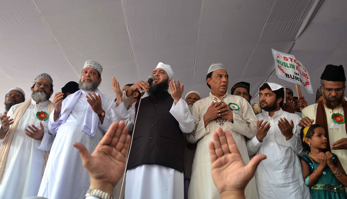 MASS PRAYER & PEACEFUL PROTEST AGAINST D KILLING OF MUSLIMS IN BURMA & ASSAM AT AZAD MAIDAN.