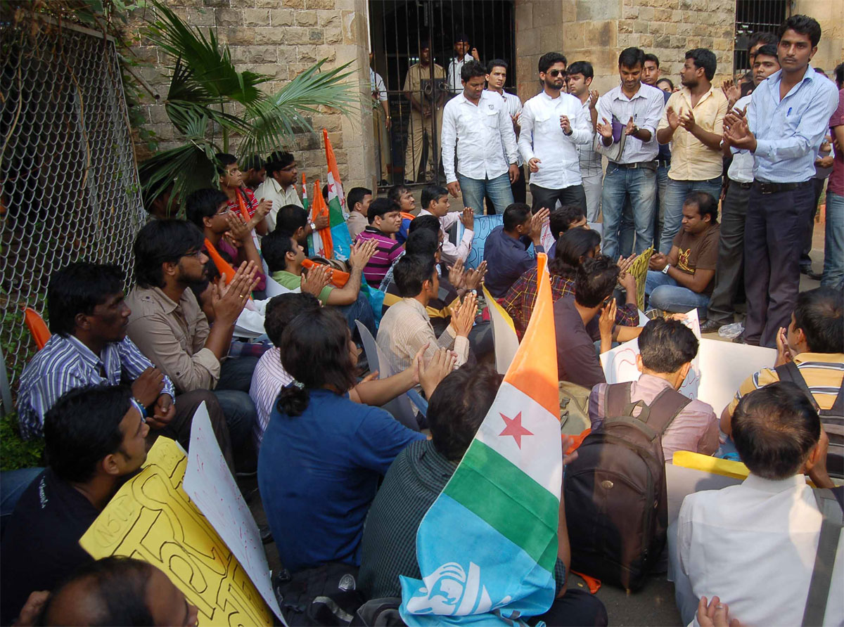 NSUI PRESIDENT SURAJ SINGH THAKUR WITH HIS TEAM PROTESTED AT MUMBAI UNIVERSITY (FORT CAMPUS).